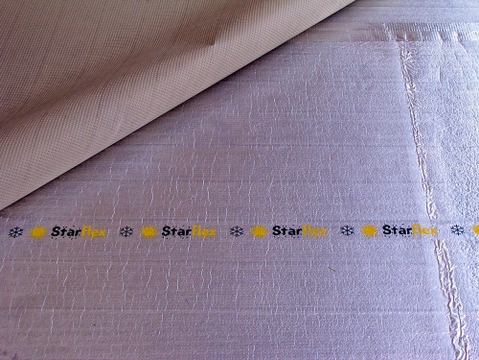 StarFlex-Produkte - Isolierung des Hauses: Dach, Wände, Boden - Foto zeigend die Anbringung von StarFlex® Floor unter den Teppich