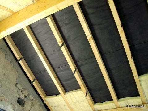 Produits StraFlex - Isolation de la maison : toiture, murs, sol - Photo illustrant la pose du StarFlex Blackfoil